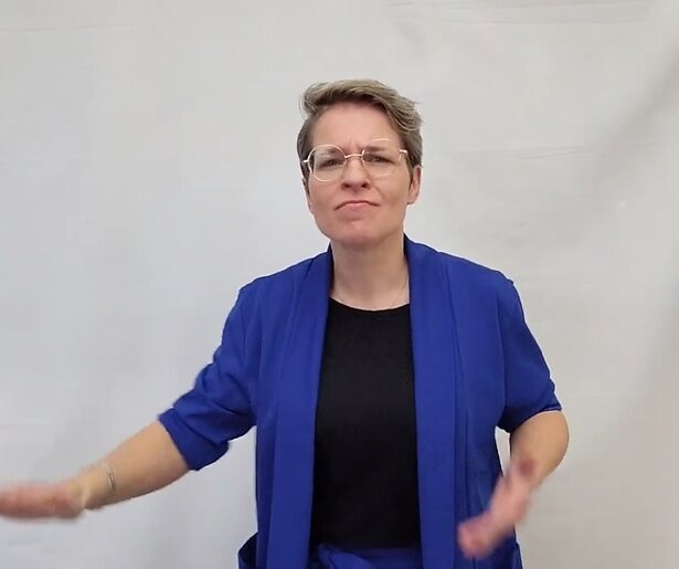 Aanstekelijk: Mirjam Stolk tolkt Europapa in gebarentaal