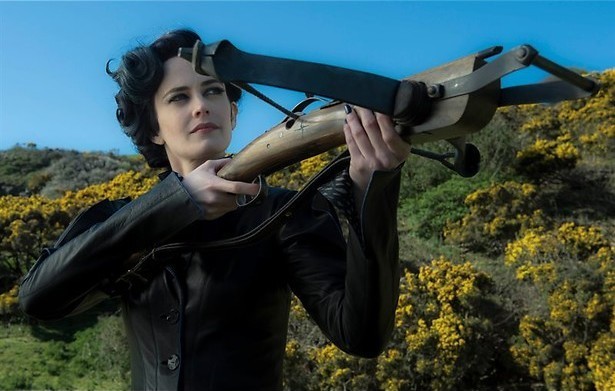 Eva Green zorgt voor de kinderen in Miss Peregrine's Home for Peculiar Children
