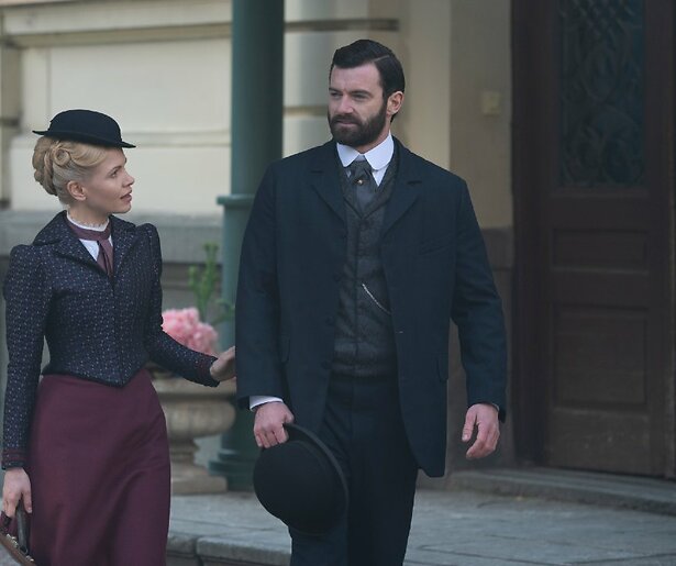 Mysterie en romantiek vieren hoogtij in derde seizoen Miss Scarlet and the Duke