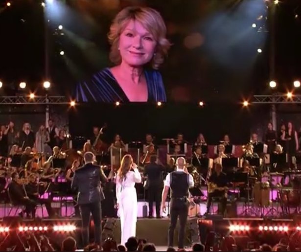 Videosnack: Eerbetoon Martine Bijl tijdens Musical Sing-a-long 2019
