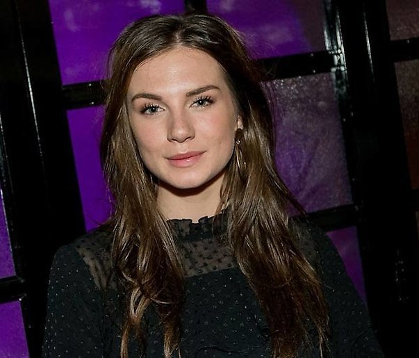 Maan krijgt lading bier over zich heen