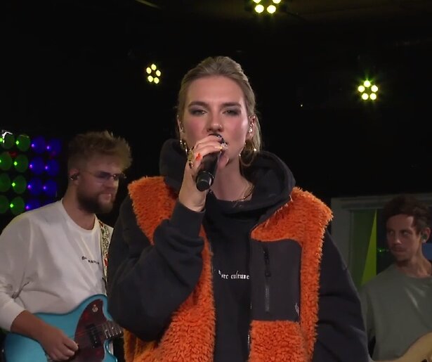 Video: Maan zingt nieuwe single Sowieso Overhoop