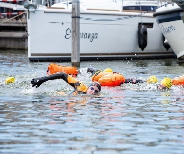 De finish van de Elfstedentriatlon is in zicht voor Maarten van der Weijden 