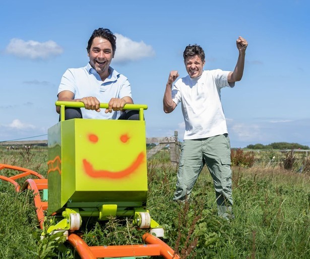 Mark Baanders en Filemon Wesselink stellen slimme technische gadgets op de proef in Made in China