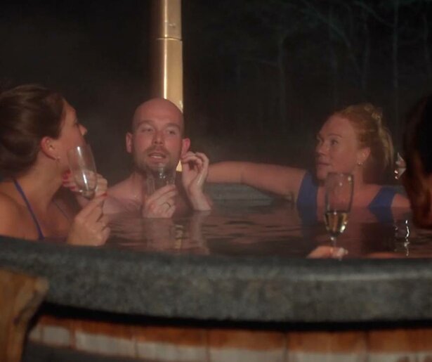 Deze week in Married at First Sight: Hottub gate, ongemakkelijk groepsgesprek en gestrande huwelijken