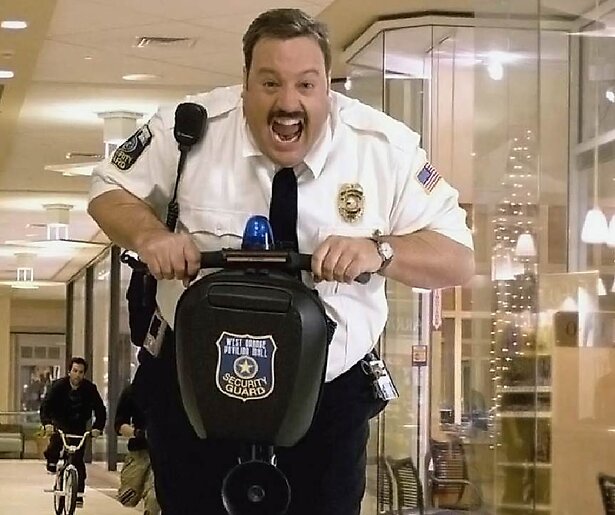 Kevin James redt de dag op zijn segway in Paul Blart: Mall Cop