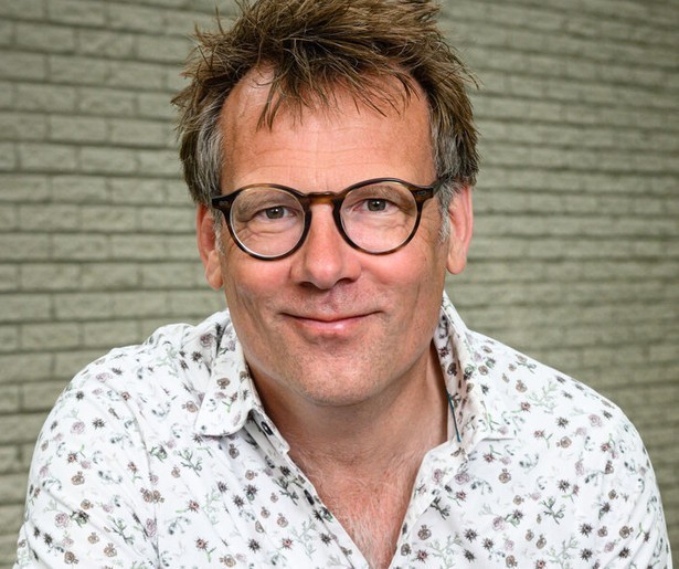 Patrick Lodiers helpt drie jonge journalisten in Manifest Stenenkoorts