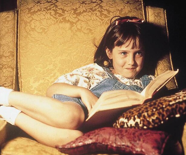 Mara Wilson is een stuk slimmer dan haar omgeving in Matilda