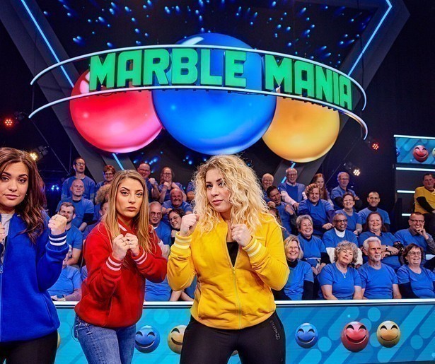 OG3NE-zusjes knikkeren tegen elkaar