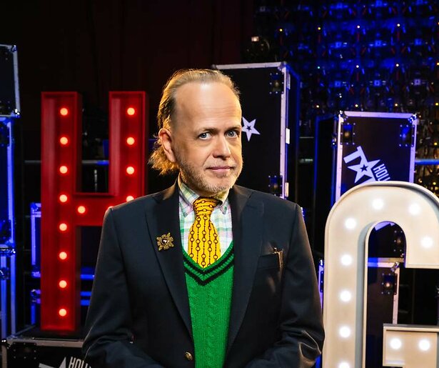 Marc-Marie Huijbregts spreekt de deelnemers van Holland's Got Talent toe