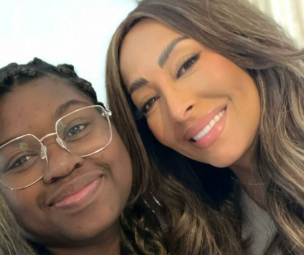 Real Housewife Maria Tailor staat de 18-jarige Geli bij in Vier Handen op Eén Buik