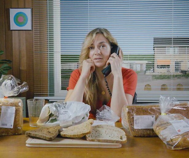 De presentatoren van Keuringsdienst van Waarde nemen 'Frans' brood uit de supermarkten onder de loep