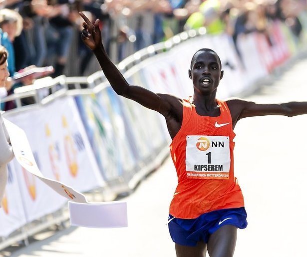 Marius Kipserem aast weer op record tijdens Marathon van Rotterdam