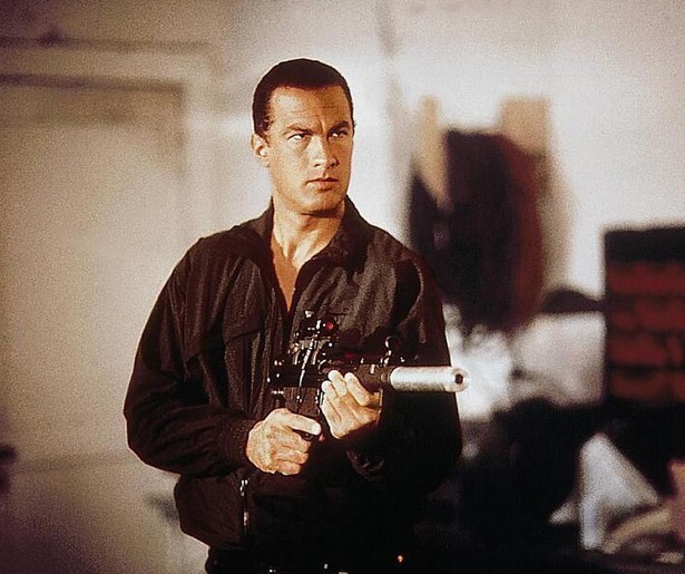 Steven Seagal beschermt zijn familie in Marked for Death