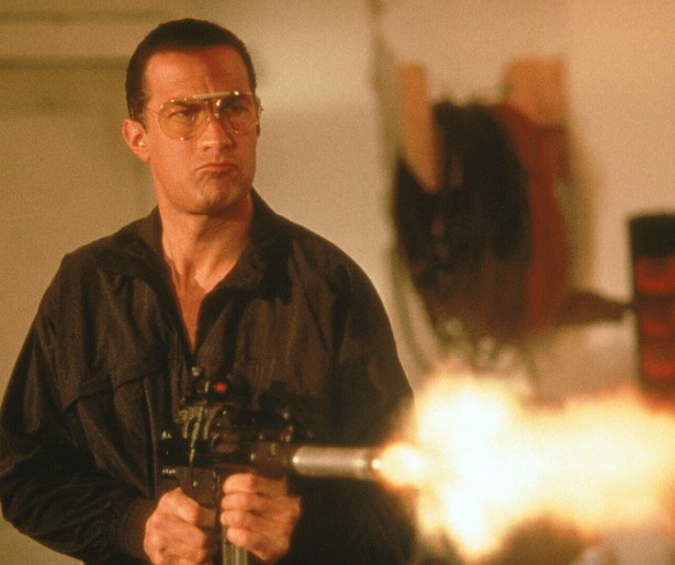 Steven Seagal doet alles om zijn familie te beschermen in Marked for Death