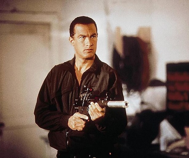 Steven Seagal kan het gedonder maar niet van zich afschudden in Marked for Death