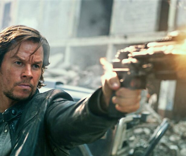 Mark Wahlberg en de Autobots in Transformers: The Last Knight