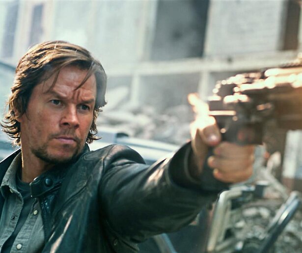 Mark Wahlberg tegen de Decepticons in Transformers: The Last Knight