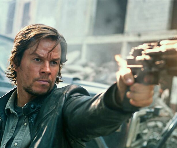 Mark Wahlberg probeert te overleven in Transformers: The Last Knight
