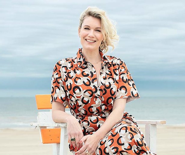 Marlijn Weerdenburg presenteert zandsculpturenwedstrijd Omroep MAX 