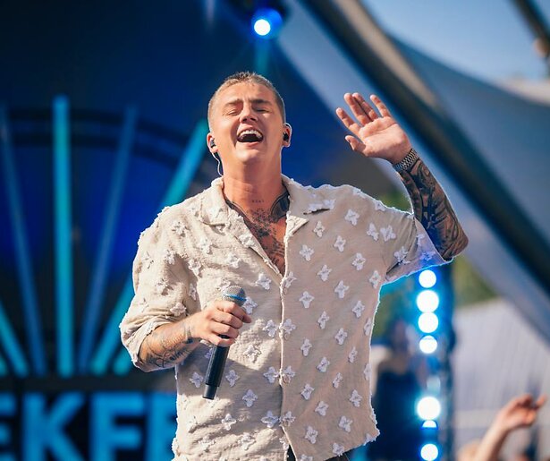 Mart Hoogkamer en Marco Schuitmaker zetten de A10 op zijn kop in 20 Jaar Muziekfeest op het Plein