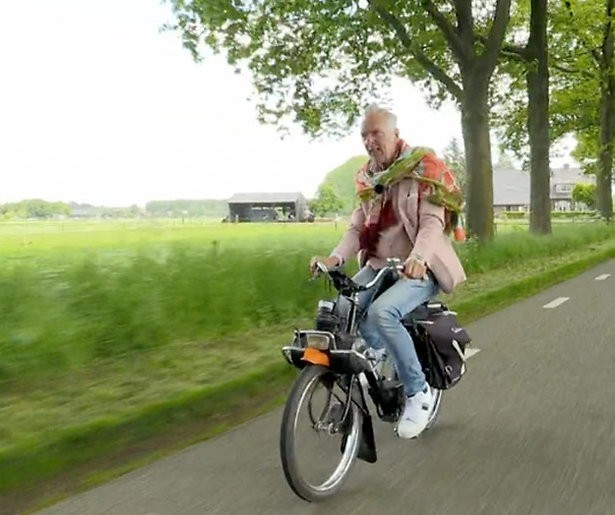 Kijkers woest om wijnende Meilandjes op solex: ‘slecht voorbeeld’