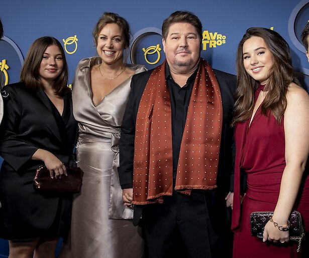 Zoon Martijn Krabbé droeg Idols- en X Factor-pak van vader op het Gouden Televizier-Ring Gala