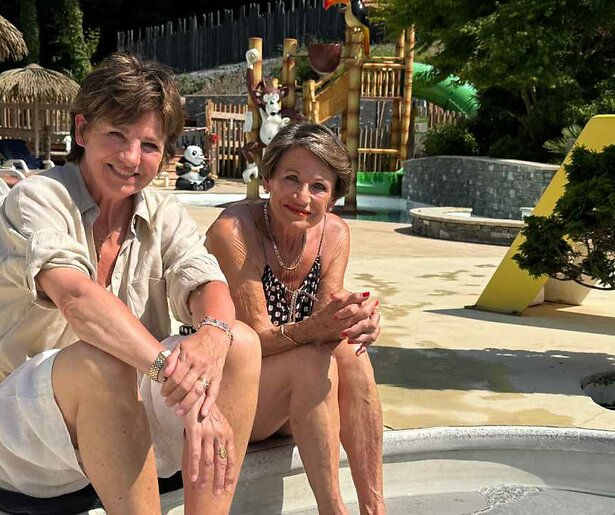 Reisleiders Ger en Evelyne verrassen samen met Martine van Os heel veel jarige reizigers in We Zijn Er Bijna!