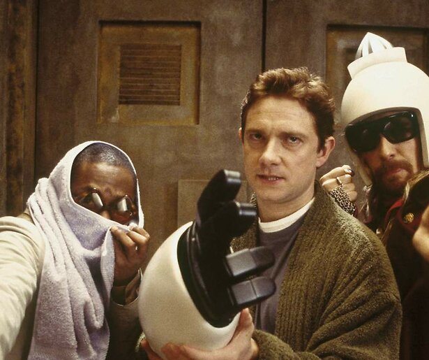 Martin Freeman gaat liftend door het heelal in The Hitchhiker's Guide to the Galaxy