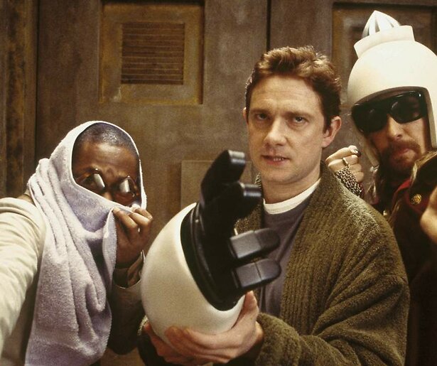 Martin Freeman gaat liftend door het heelal in The Hitchhiker's Guide to the Galaxy