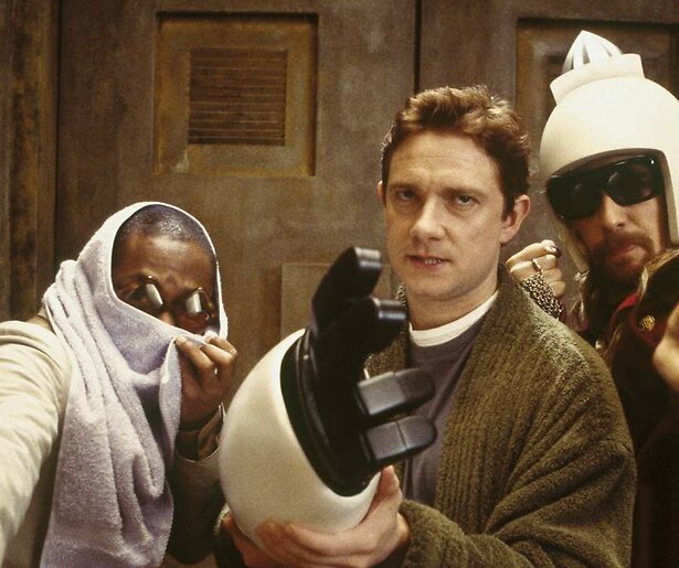 Martin Freeman gaat liftend door het heelal in The Hitchhiker's Guide to the Galaxy