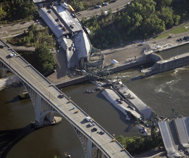 De instorting van een drukke verkeersbrug in Minneapolis