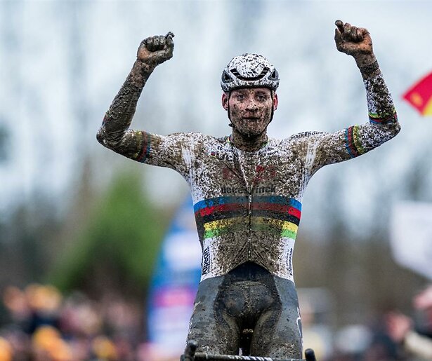 Mathieu van der Poel en Tom Pidcock aan de start van de Wereldbeker Veldrijden in Zonhoven