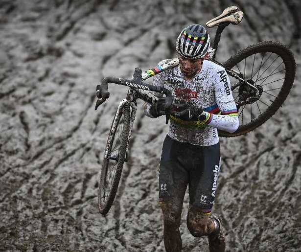 Mathieu van der Poel strijdt in de Ronde van Vlaanderen