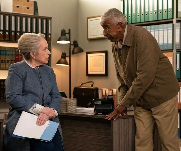 Kathy Bates en Leah Lewis gaan op onderzoek uit in Matlock