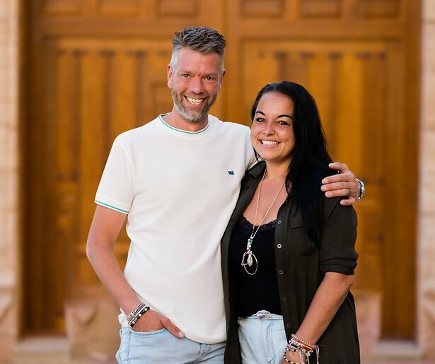 Matthew en Sabrina proberen de lucht te klaren in nieuwe aflevering Het Spaanse Dorp: Zarra