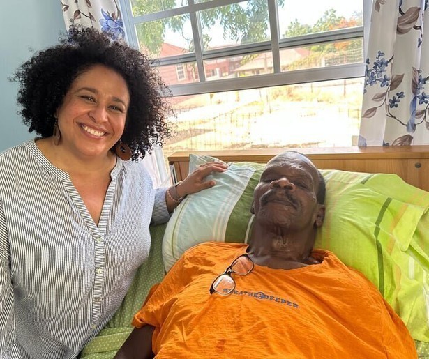 Jan Slagter en Tania Kross bezoeken ouderen op Curaçao in MAX Maakt Mogelijk