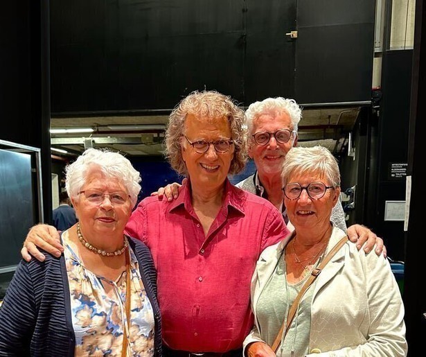 André Rieu verrast de onwetende Marrie en Annie in MAX Maakt Mogelijk