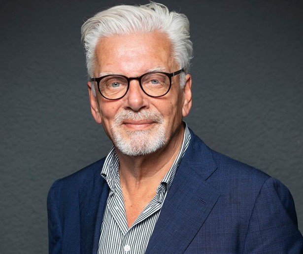 Jan Slagter ziet veel verbetering in een township in een nieuwe aflevering van MAX Maakt Mogelijk