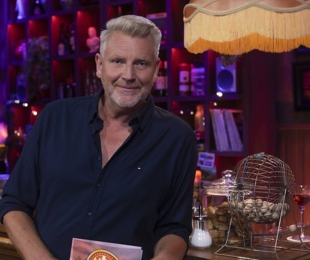 Sybrand Niessen tovert zich om als ware quizmaster
