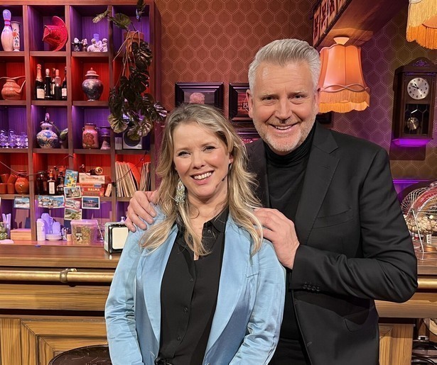 Duizendpoot Babette van Veen staat achter de bar in MAX PubQuiz