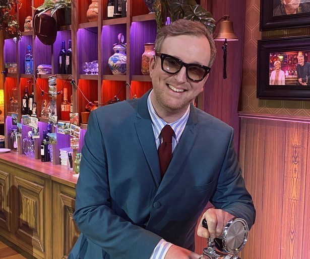 Dave von Raven brengt een bezoek aan de gezelligste kroeg van Hilversum in MAX PubQuiz