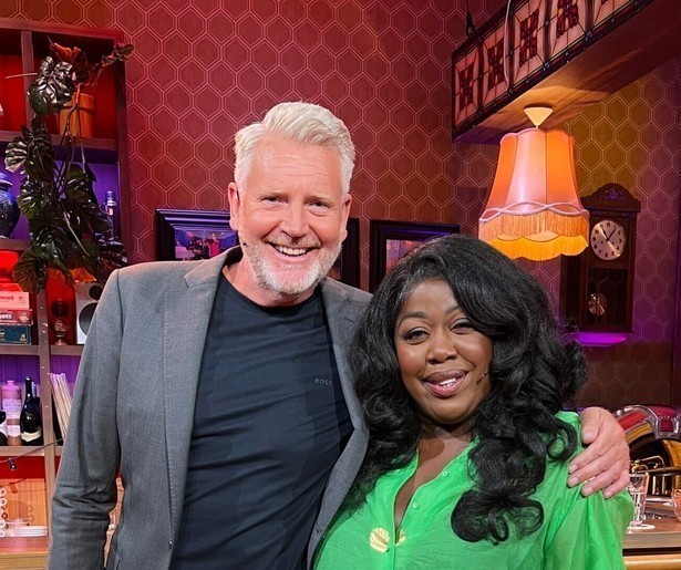 Berget Lewis helpt Sybrand Niessen een handje in tweede aflevering MAX PubQuiz