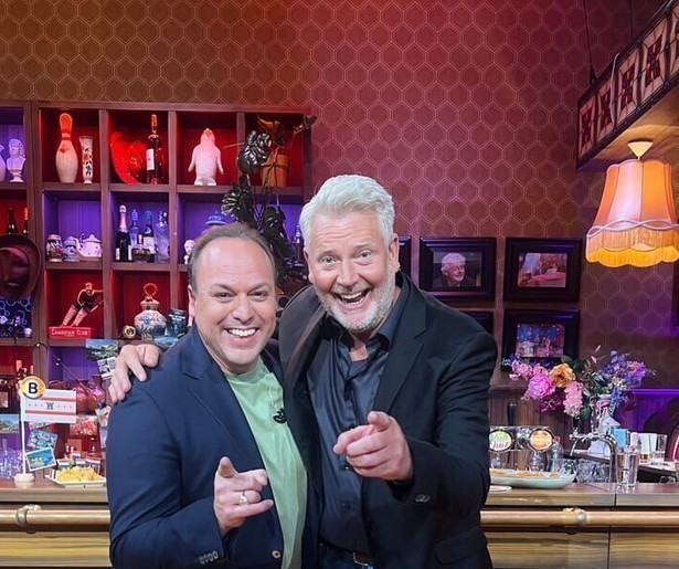 Frans Bauer staat Sybrand Niessen bij tijdens finale MAX PubQuiz op NPO 1