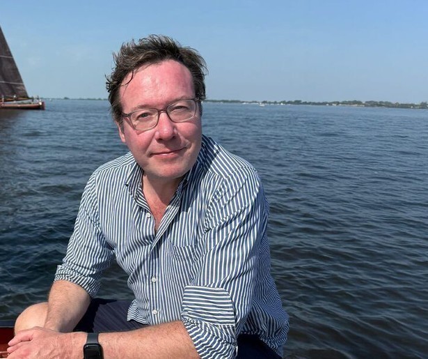 De deelnemende skûtsjes gaan opnieuw het water bij Lemmer op tijdens het SKS-kampioenschap Skûtsjesilen