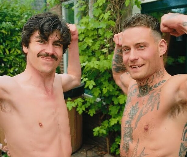 Video: Douwe Bob naakt in laatste Sophie & Jeroen