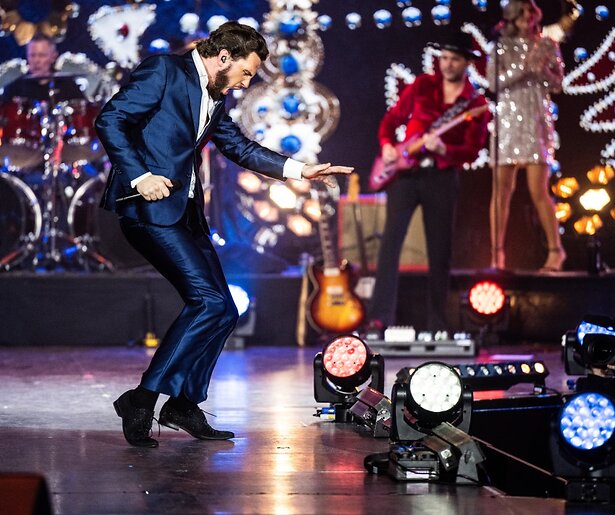 Bouke Scholten en The ElvisMatters Band brengen eerbetoon aan Elvis Presley in muziekspecial