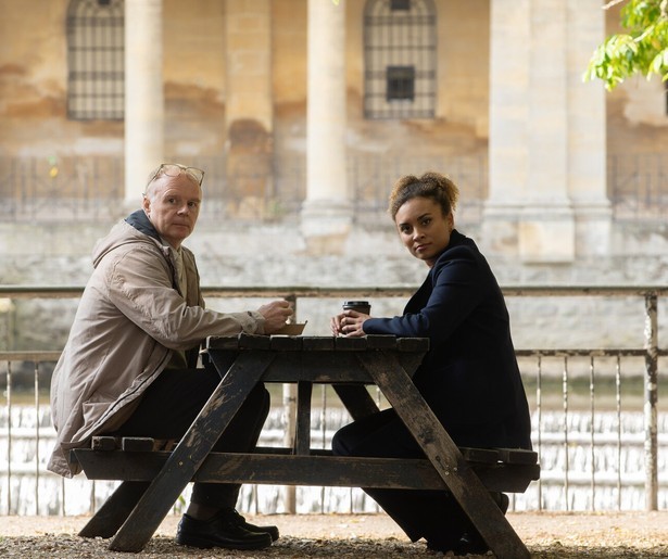 McDonald & Dodds gaan op zoek naar een moordende professor