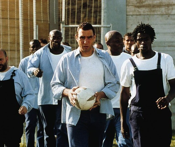Vinnie Jones scoort achter de tralies in Mean Machine