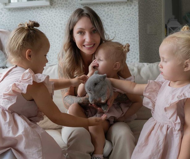 Faith, Hope en Charity leren fietsen in de slotaflevering van Meer dan Verwacht